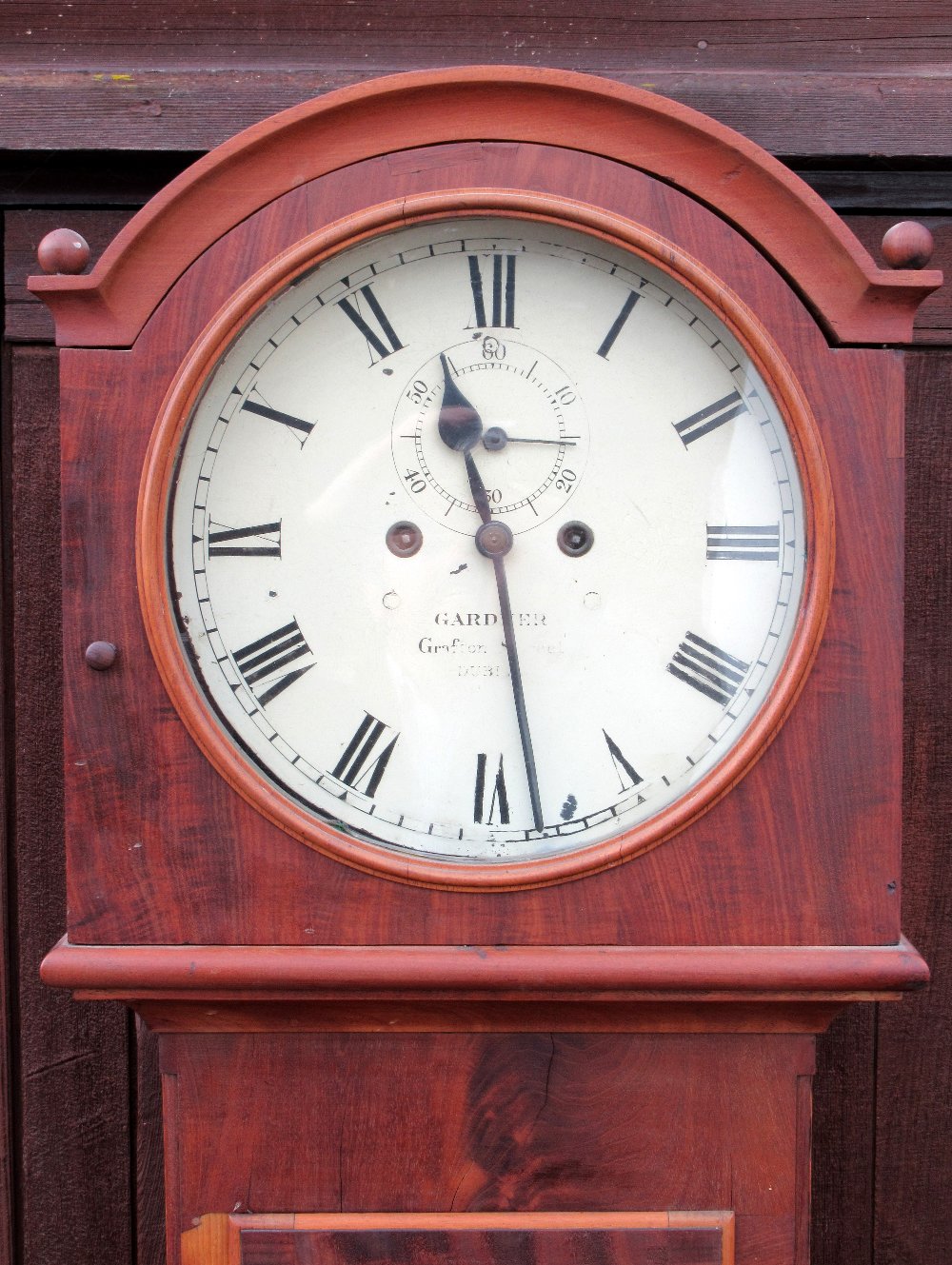 A C19th IRISH LONGCASE CLOCK WITH A CIRCULAR DIAL INSCRIBED "GARDNER GRAFTON STREET, DUBLIN" WITH