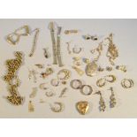 A GOOD QUANTITY OF 9ct GOLD JEWELLERY (48g approx.)