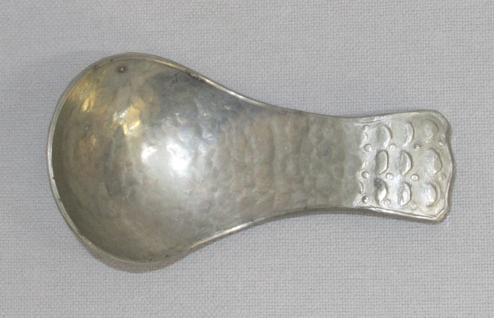 A METAL ARTS & CRAFTS HAMMERED CADDY SPOON, STAMPED ON BACK 'GWG' (L:7.2 cm) - Image 2 of 3