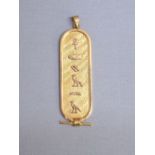 AN 18ct GOLD EGYPTIAN PENDANT WITH APPLIED HIEROGLYPHICS, LENGTH 5.5 cm (6.1g)