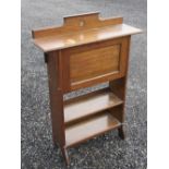 A GEORGE V STUDENT'S OAK BUREAU WITH A FALL FRONT, AND TWO SHELVES BELOW (H: 118cm, W: 84.5cm)