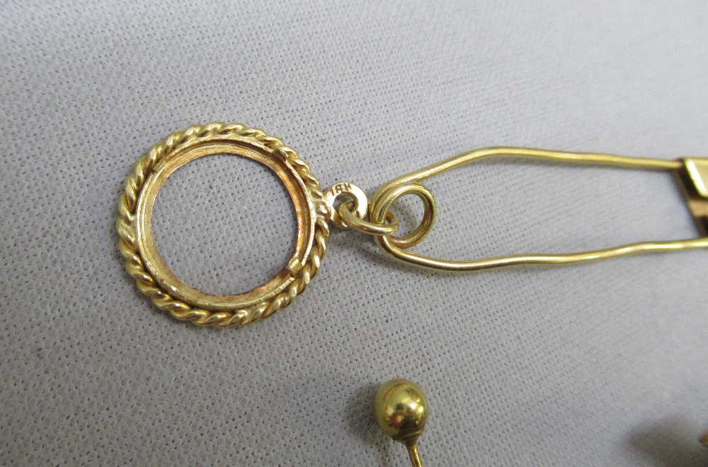 A GOLD 'SAFETY PIN' AND COIN HOLDER STAMPED 18k (4.8g), A LEAF SET PEARL BROOCH (PIN MISSING) - Image 2 of 4