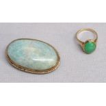 A 9ct GOLD OVAL BROOCH (7.9g GROSS) TOGETHER WITH A 14K GOLD RING SET GREEN JADE STONE, RING SIZE G½