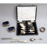 A SET OF SIX SILVER GRAPEFRUIT SPOONS BY ALLENS, SHEFFIELD 1947, CASED, A PAIR OF SILVER SALTS