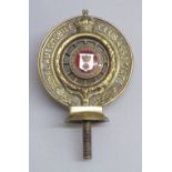 AN EARLY 'HAMPSHIRE AUTOMOBILE CLUB' CAR BADGE, THE CENTRAL ENAMEL WITH A BRASS BORDER THE BASE