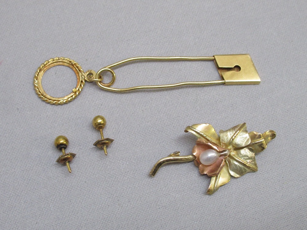 A GOLD 'SAFETY PIN' AND COIN HOLDER STAMPED 18k (4.8g), A LEAF SET PEARL BROOCH (PIN MISSING)