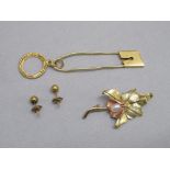 A GOLD 'SAFETY PIN' AND COIN HOLDER STAMPED 18k (4.8g), A LEAF SET PEARL BROOCH (PIN MISSING)