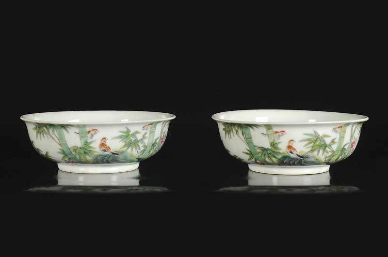 A pair of polychrome porcelain bowls with on the inner side a decor of Wu Fu and on the exterior a