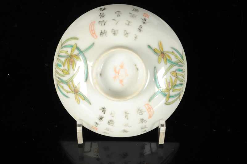 A set of five polychrome porcelain Wu Shuan Pu lids with a decor of figures. Marked with seal mark - Image 7 of 7