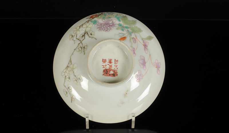 A polychrome porcelain bowl with cover with a decor of flower branches. Marked with six-character - Image 5 of 5