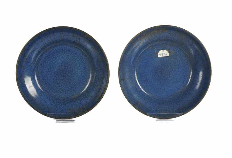 A pair of monochrome porcelain blue dishes in a box. China, 20th century. Diam. ca. 15,5 cm.