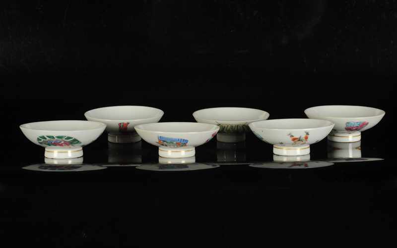 A set of five polychrome porcelain Wu Shuan Pu lids with a decor of figures. Marked with seal mark