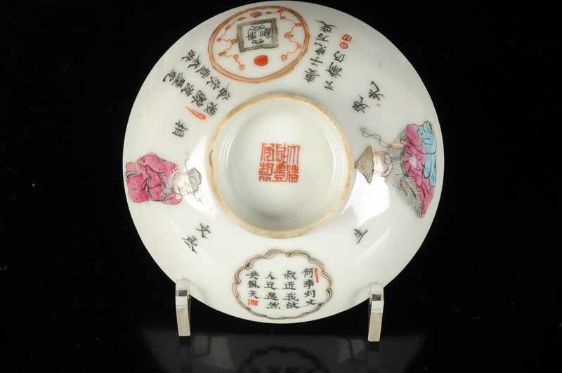 A set of five polychrome porcelain Wu Shuan Pu lids with a decor of figures. Marked with seal mark - Image 5 of 7