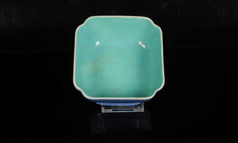 A porcelain square bowl with a polychrome floral decor on a blue ground in sgraffiato technique. - Image 4 of 4