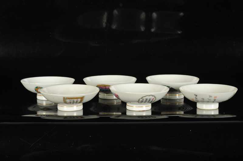 A set of five polychrome porcelain Wu Shuan Pu lids with a decor of figures. Marked with seal mark - Image 4 of 7