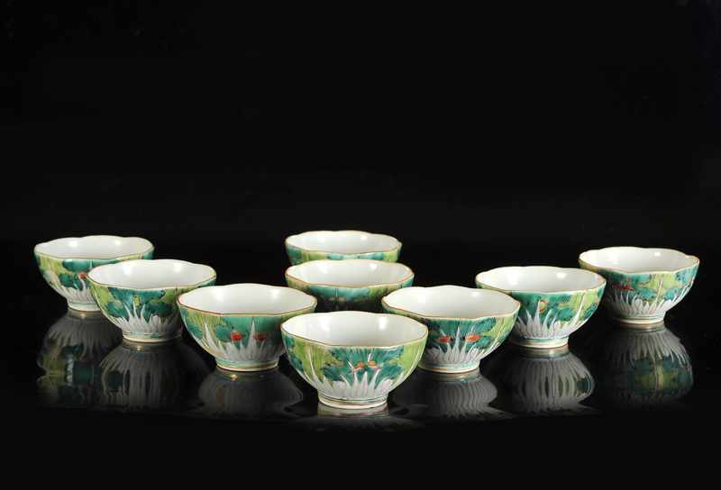 Nine polychrome porcelain cups with a paksoi decor. Marked with seal mark Qianlong. China, 20th