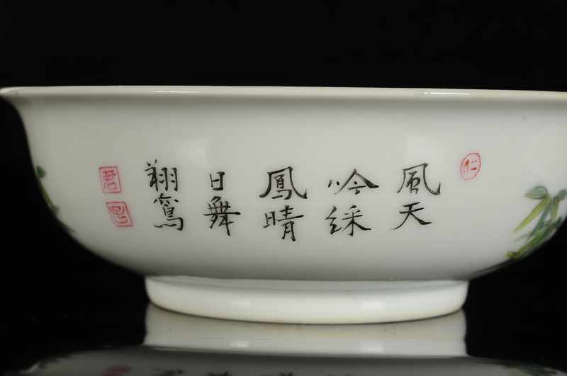 A pair of polychrome porcelain bowls with on the inner side a decor of Wu Fu and on the exterior a - Image 3 of 3