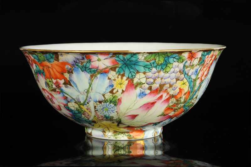 A polychrome porcelain bowl with a mille fleurs decor. Marked Guangxu. China, 20th century. H. 9 cm.