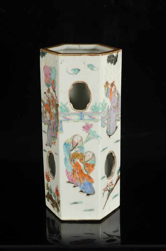 A polychrome porcelain hatstand with a decor of figures. Marked with seal mark Tongzhi. China, - Image 3 of 3