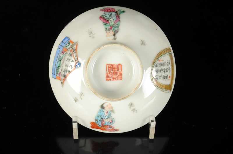 A set of five polychrome porcelain Wu Shuan Pu lids with a decor of figures. Marked with seal mark - Image 6 of 7