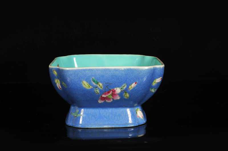 A porcelain square bowl with a polychrome floral decor on a blue ground in sgraffiato technique. - Image 2 of 4