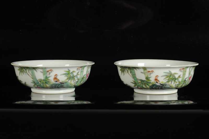 A pair of polychrome porcelain bowls with on the inner side a decor of Wu Fu and on the exterior a - Image 2 of 3