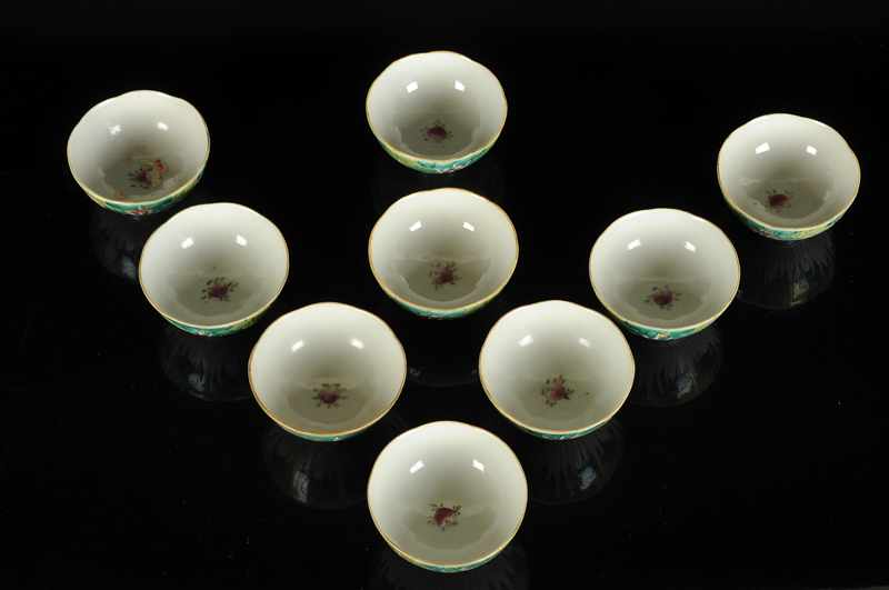 Nine polychrome porcelain cups with a paksoi decor. Marked with seal mark Qianlong. China, 20th - Image 3 of 3