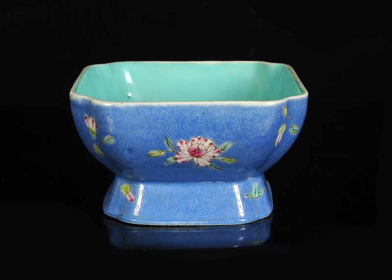 A porcelain square bowl with a polychrome floral decor on a blue ground in sgraffiato technique.