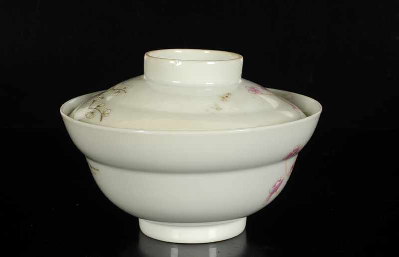 A polychrome porcelain bowl with cover with a decor of flower branches. Marked with six-character - Image 2 of 5