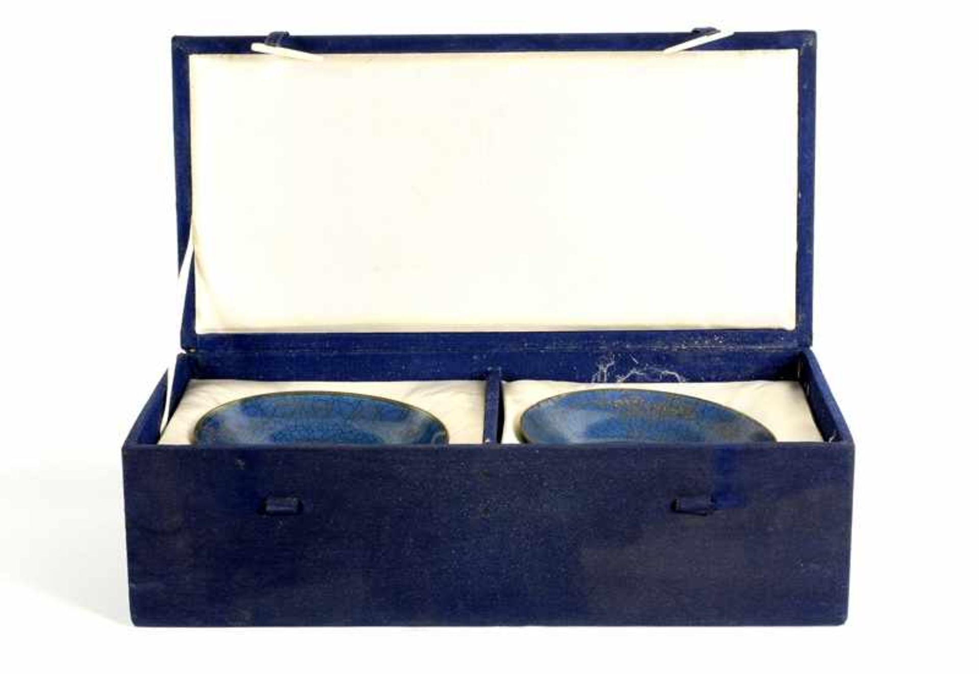 A pair of monochrome porcelain blue dishes in a box. China, 20th century. Diam. ca. 15,5 cm. - Image 3 of 3