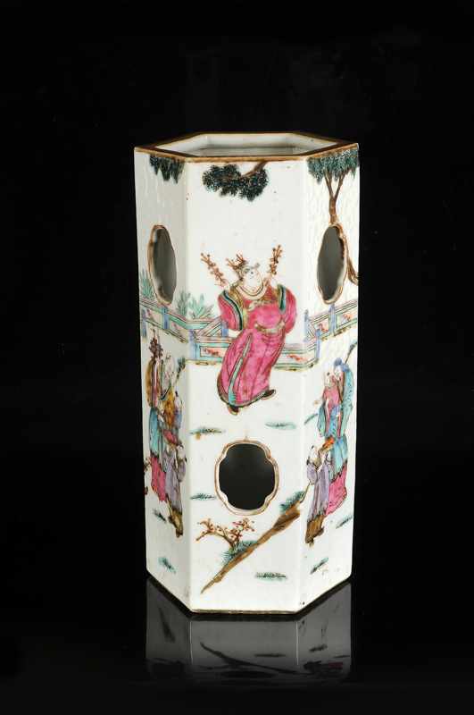 A polychrome porcelain hatstand with a decor of figures. Marked with seal mark Tongzhi. China,