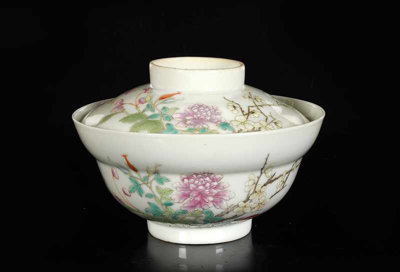 A polychrome porcelain bowl with cover with a decor of flower branches. Marked with six-character