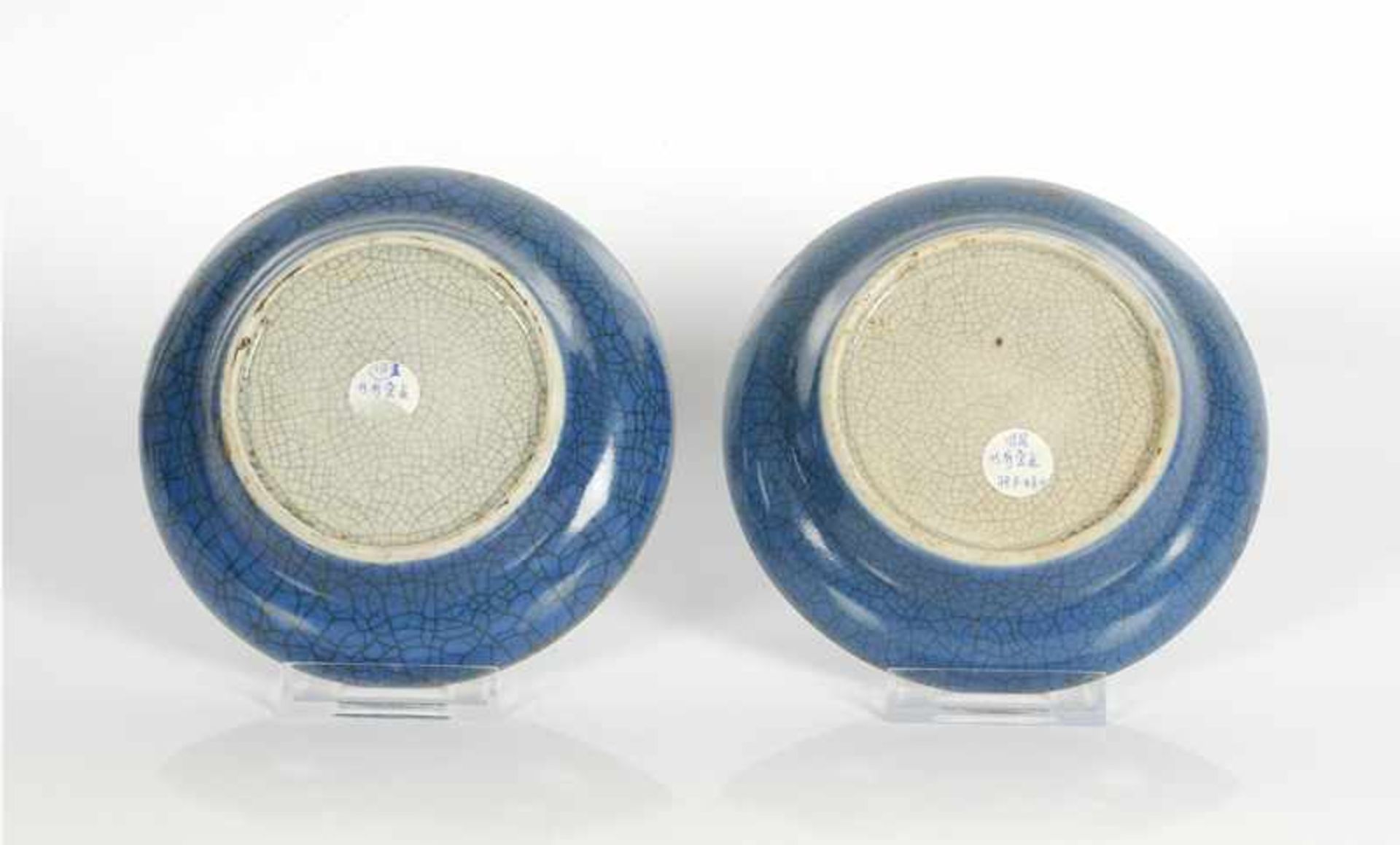 A pair of monochrome porcelain blue dishes in a box. China, 20th century. Diam. ca. 15,5 cm. - Image 2 of 3