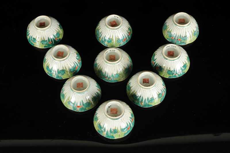 Nine polychrome porcelain cups with a paksoi decor. Marked with seal mark Qianlong. China, 20th - Image 2 of 3