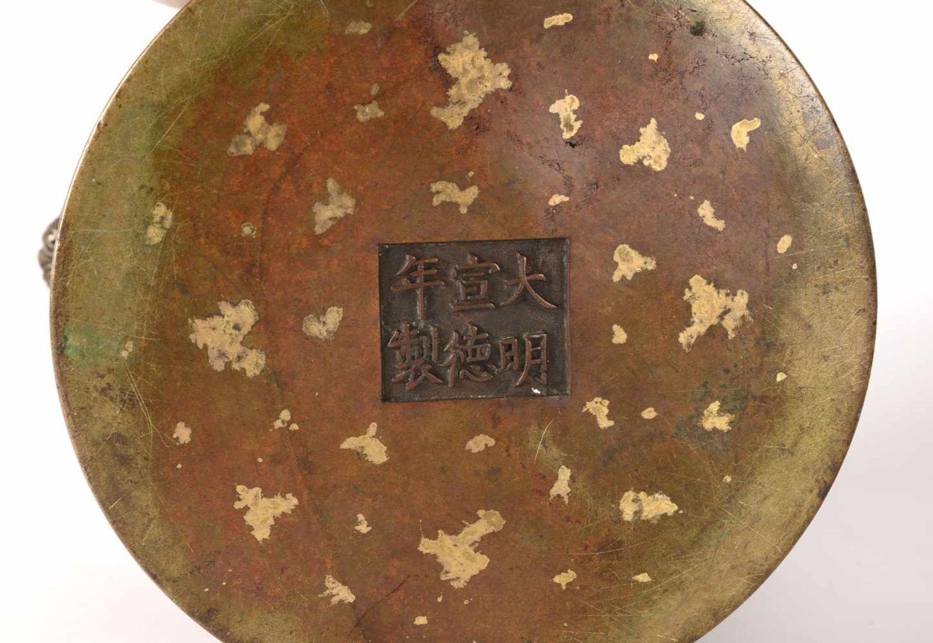 Bronze brush pot with splashes. Marked with seal mark Xuande. China, 18th century. H. 12,5 cm. Diam. - Image 3 of 4