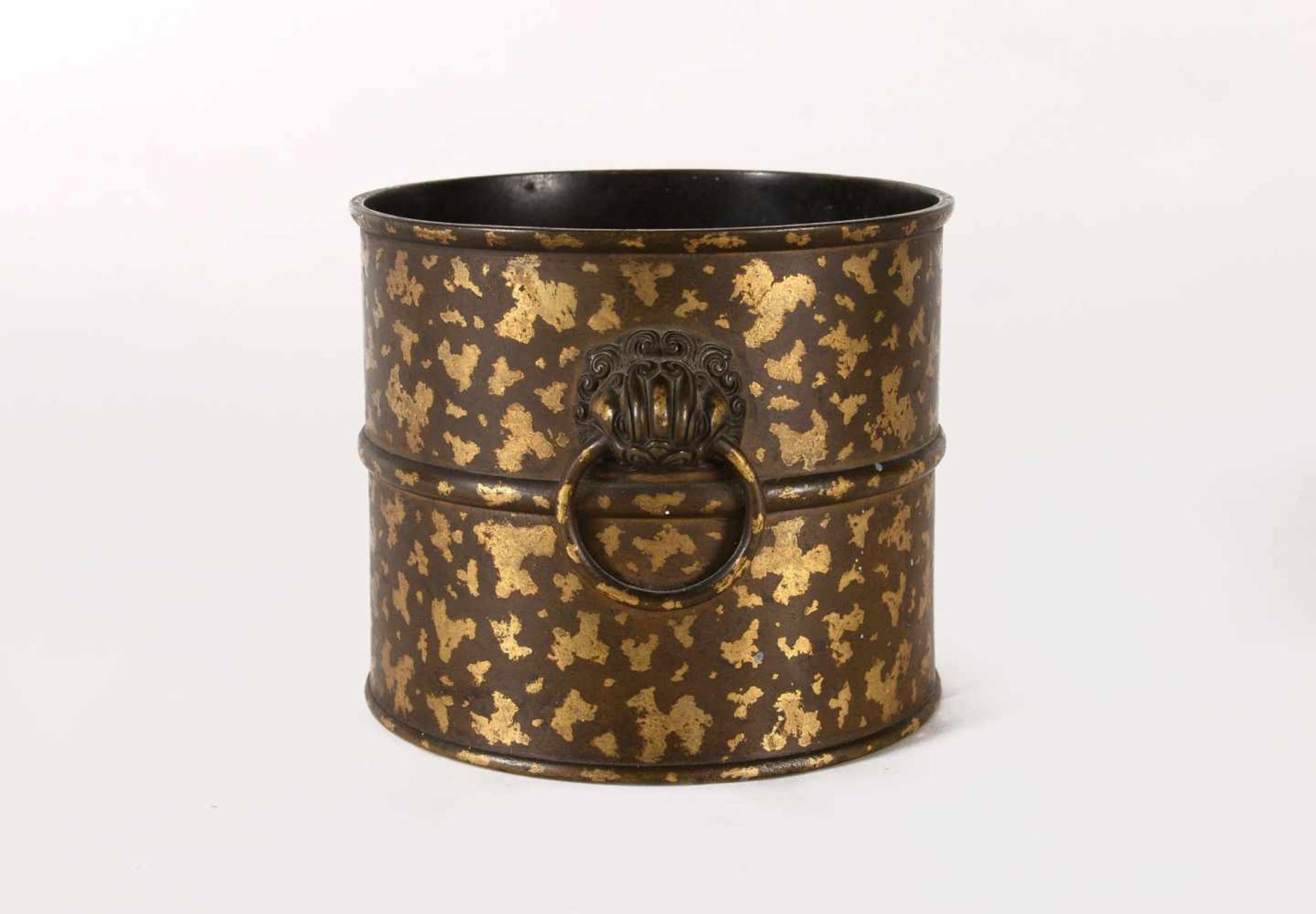 Bronze brush pot with splashes. Marked with seal mark Xuande. China, 18th century. H. 12,5 cm. Diam. - Image 2 of 4