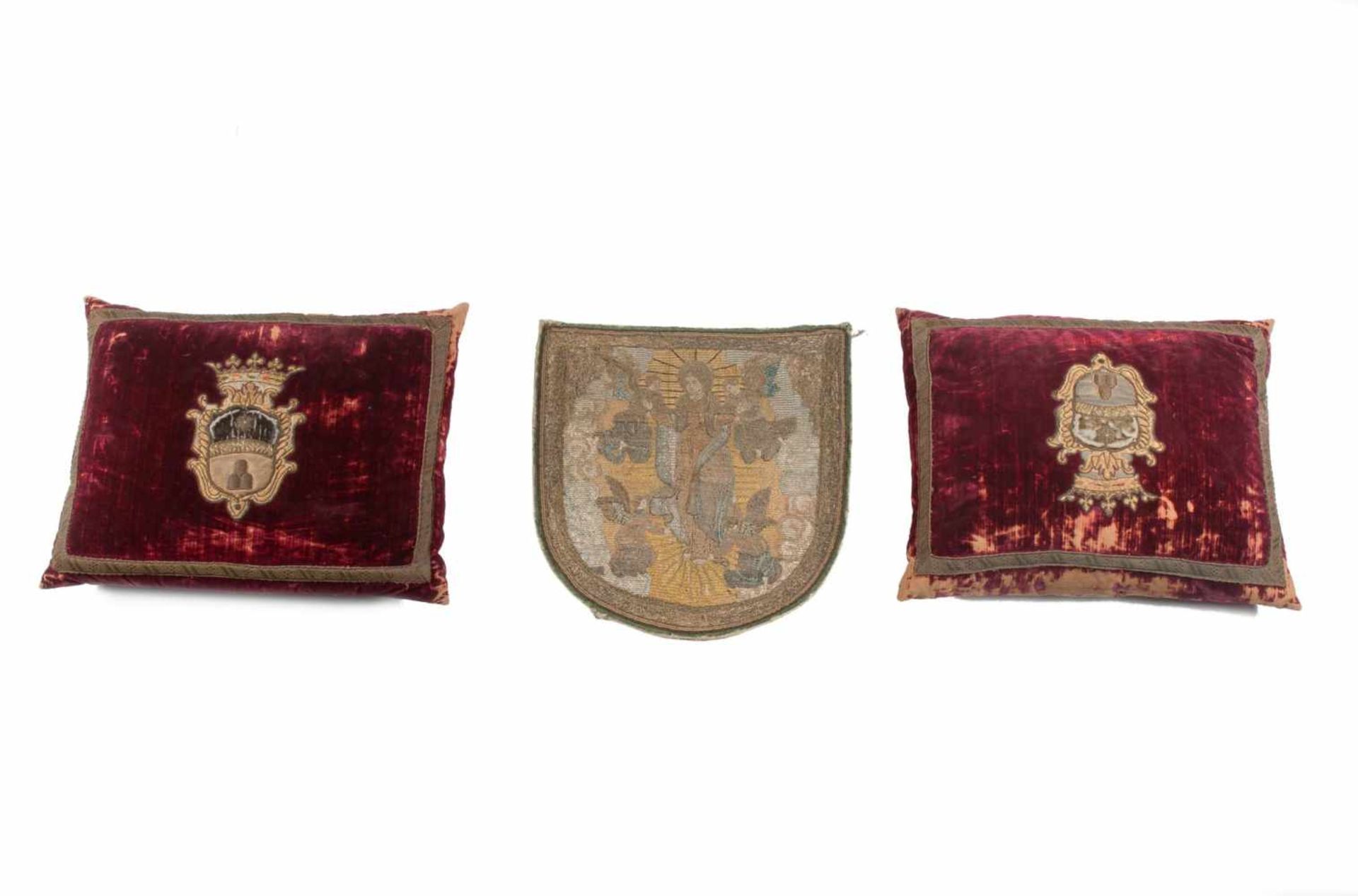 Twee kussens met heraldisch wapen. Toegevoegd een processievaandel met decor van een heilige en