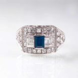 Art Déco Saphir-Diamant-Ring Um 1930. 18 kt. WG, gest. Besetzt mit einem zentralen Saphir im