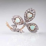 Blattförmige Jugendstil Diamant-Brosche mit Opal-Besatz Um 1900. 18 kt. Roségold, Silber,