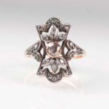 Jugendstil Diamant-Ring Um 1900. 14 kt. Roségold, mit Silber. Ringkopf mit zentralem Rosendiam. in