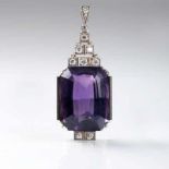 Großer Art Déco Amethyst-Anhänger mit Brillant-Besatz Um 1930. 14 kt. Roségold mit WG. Der große,