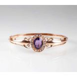 Jugendstil Armreif mit Amethyst und Saatperlen Anf. 20. Jh. 14 kt. RG, undeutl. gest. Gegabelte