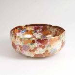 Satsuma-Schale mit Chrysanthemen-Dekor Japan. Keramik mit reicher farbiger Bemalung, gold