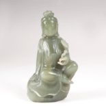 Jade-Skulptur 'Guanyin' China. Seladonfarbene Jade, geschnitten, min. Reste von Schwarzlack,