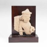 Sandstein-Skulptur einer Gottheit Indien, 10./11. Jh. Heller Sandstein, auf Holz montiert.