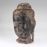Ausdrucksvoller Kopf des Buddha Shakyamuni Siam, Ayutthaya, 17./18. Jh. Sandstein mit Spuren von