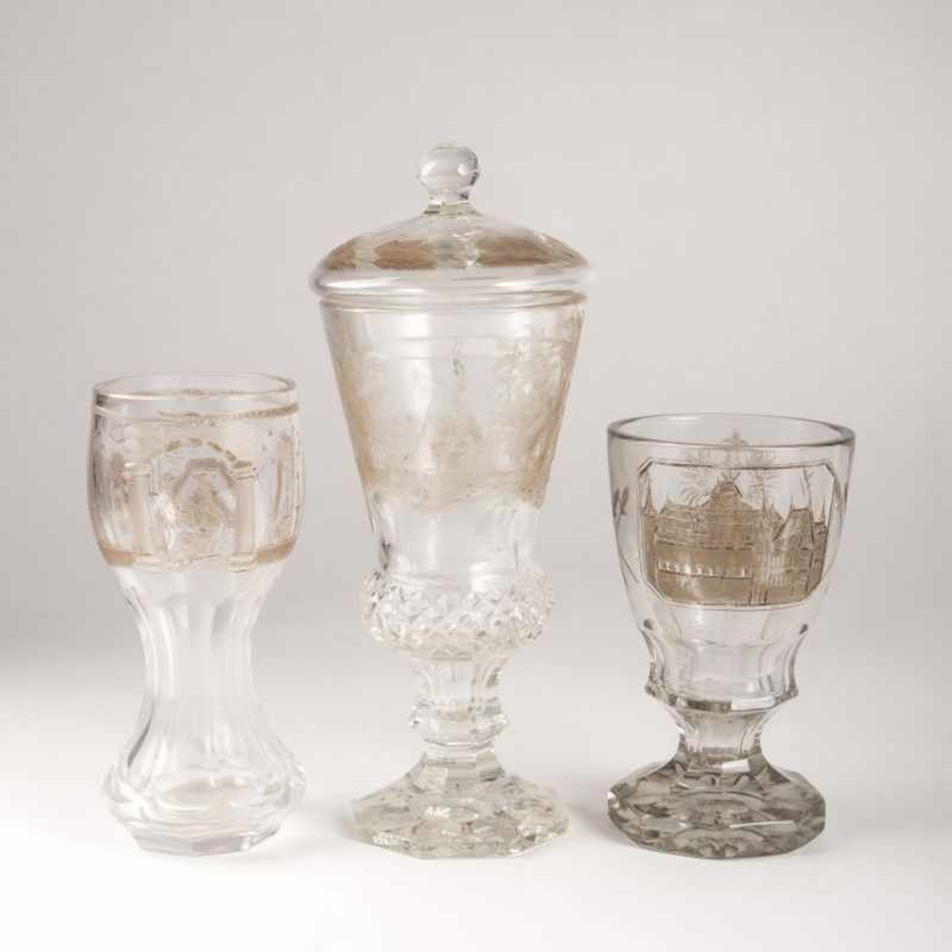 Zwei Biedermeier-Glasbecher und ein Deckelpokal Deutsch, 19. Jh. Farbloses Glas, tlw. geschliffen