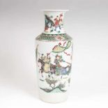 Famille verte Rouleau-Vase mit Reiterszenen China, 19. Jh. Porzellan. In den Farben der 'famille