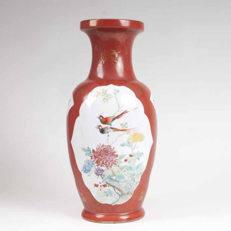 Balusterförmige Vase mit korallenrotem Fond und Emaillebemalung China, Republik-Zeit (1912-1949). - Image 2 of 2