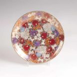 Satsuma-Teller mit Chrysanthemendekor Japan. Keramik mit reicher farbiger Bemalung, überdekoriert In